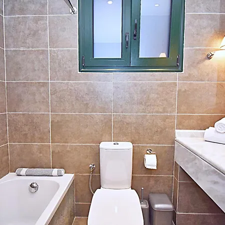 άρκτος οε Βίλα Πέλεκας